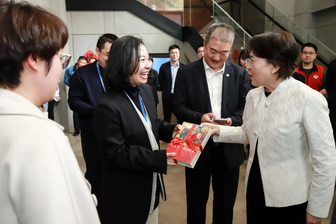 黄晓薇在广州调研时强调 大力推动妇联组织改革创新向基层延伸向纵深发展
