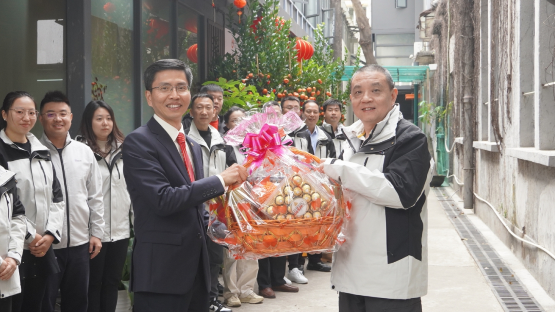 蛇接万福 聚力向新——广州轻工集团党委副书记、工会主席朱英毅带队到新仕诚公司开展新春慰问活动